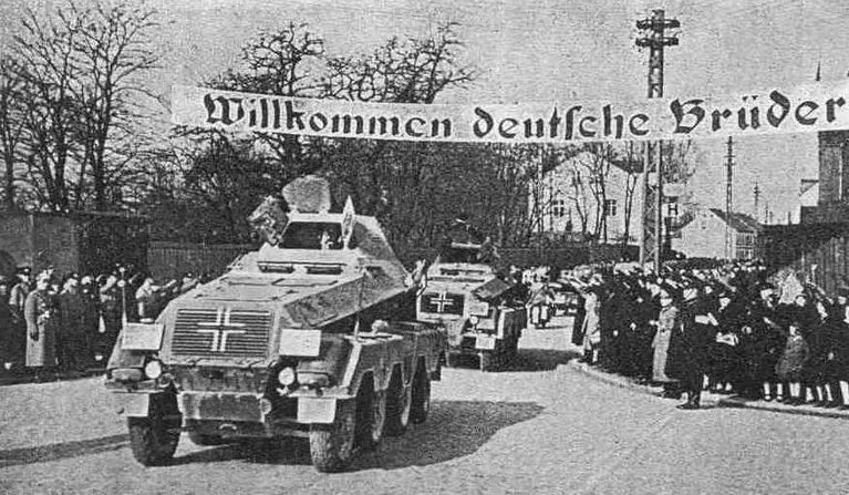 Мемельские немцы приветствуют вступившую в Клайпеду германскую армию после аннексии Мемельского края. Март 1939 г. 