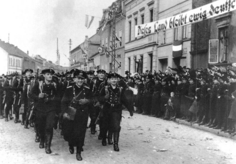 Мемельские немцы приветствуют вступившую в Клайпеду германскую армию после аннексии Мемельского края. Март 1939 г.