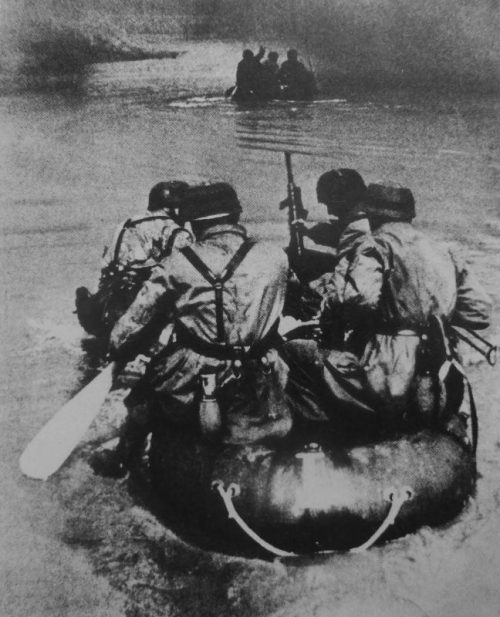 Немецкие парашютисты переправляются на надувной лодке вблизи форта Эбен-Эмаэль. 10 мая 1940 г.