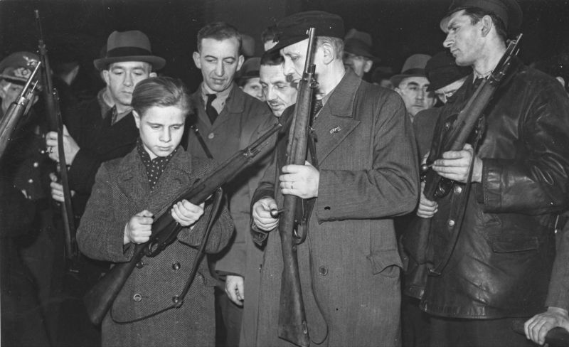 Фольксштурмисты получают винтовки. Октябрь 1944 г.