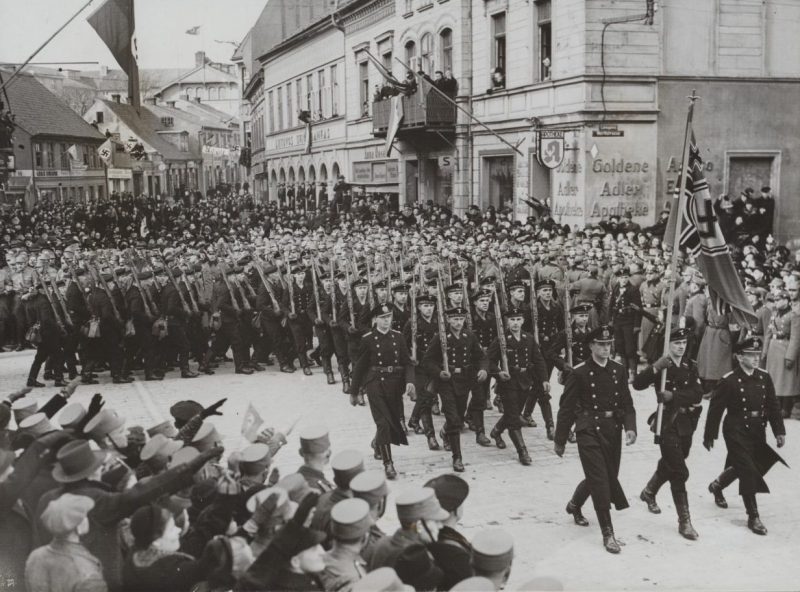 Мемельские немцы приветствуют вступившую в Клайпеду германскую армию после аннексии Мемельского края. Март 1939 г.
