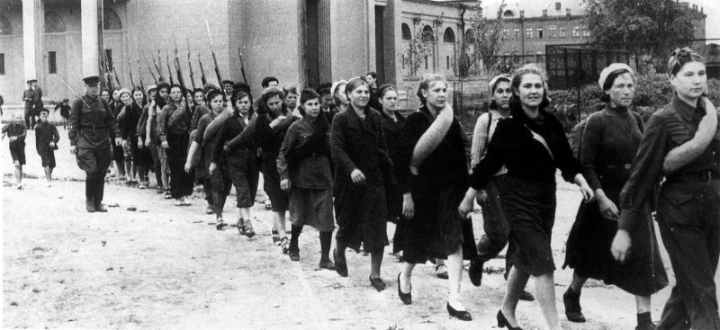 Женщины в строю во время военного обучения в Москве. Сентябрь 1941 г.
