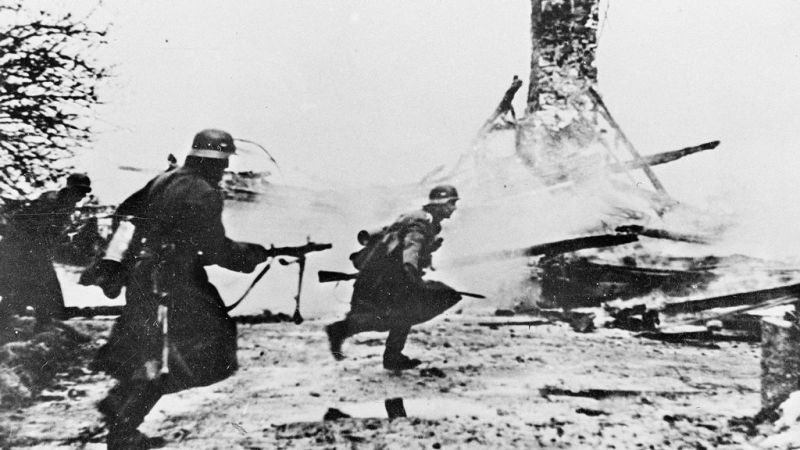 Пехота Вермахта в бою в норвежской деревне Хеугсбюгд. Апрель 1940 г.