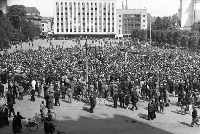 Митинг рабочих в Таллине, организованный по указанию приехавшего из Москвы члена Политбюро Андрея Жданова. 21 июня 1940 г.