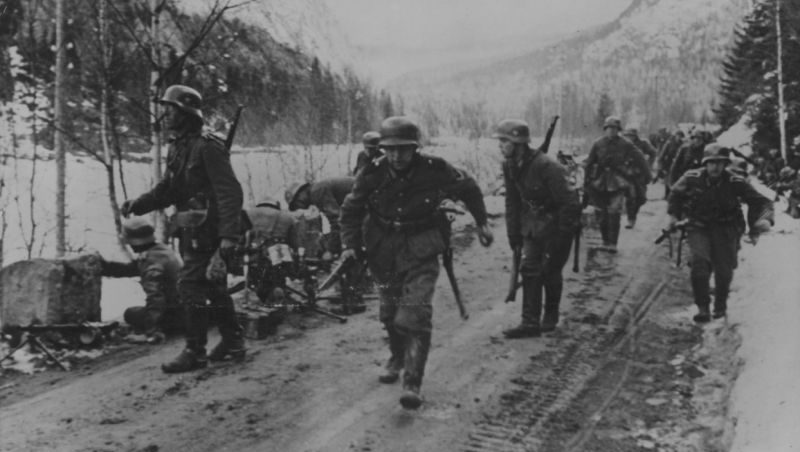 Немецкие солдаты под огнем на дороге южнее городка Багн во время вторжения в Норвегию. Апрель 1940 г. 