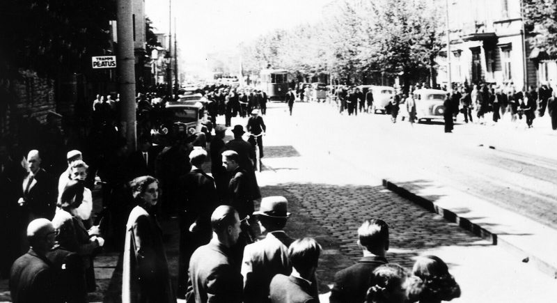 Колонны протестующих под защитой советской бронетехники направляются к президентскому дворцу в Кадриорге. 21 июня 1940 г.