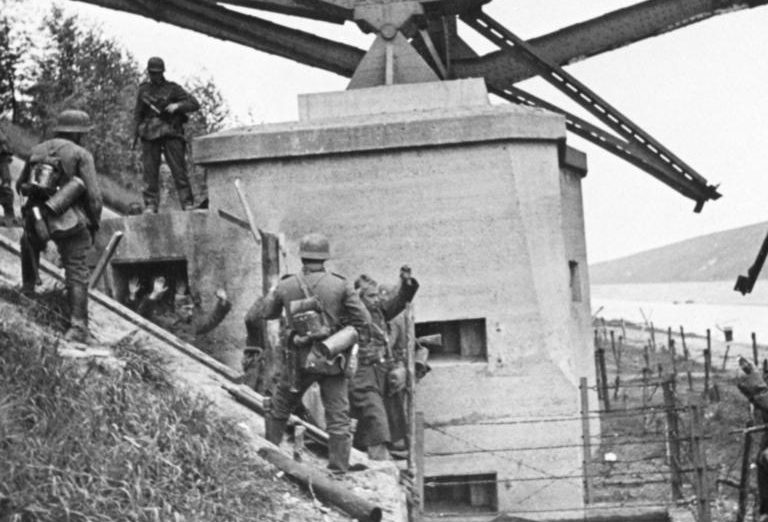 Немецкие десантники у захваченного моста у форта Эбен-Эмаэль. 11 мая 1940 г. 