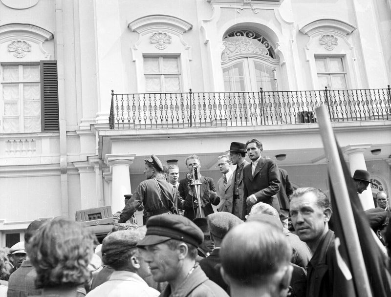 Митинг протестующих перед президентским дворцом в Кадриорге. 21 июня 1940 г.