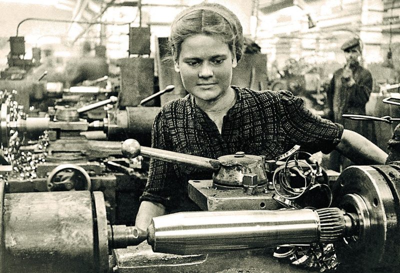 Женщины в механическом цеху. 1942 г.