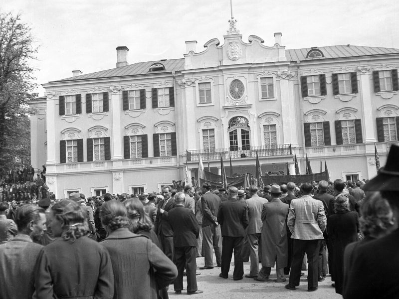 Митинг протестующих перед президентским дворцом в Кадриорге. 21 июня 1940 г.