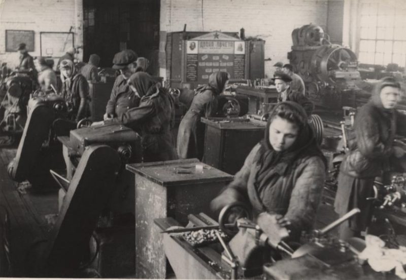 Женщины в механическом цеху. 1942 г.