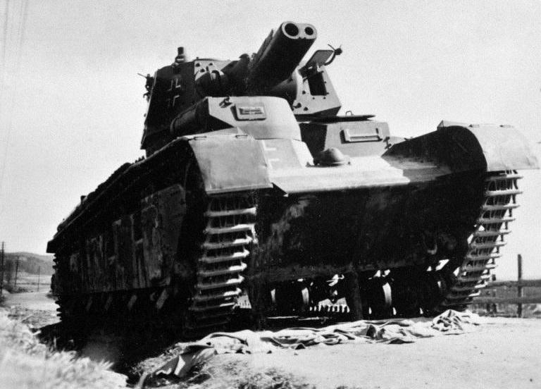Немецкий танк Neubaufahrzeug, подбитый в ходе боя в Моелв. Апрель 1940 г. 