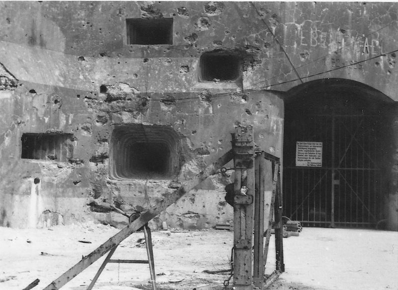 Захваченный форт Эбен-Эмаэль. Май 1940 г. 