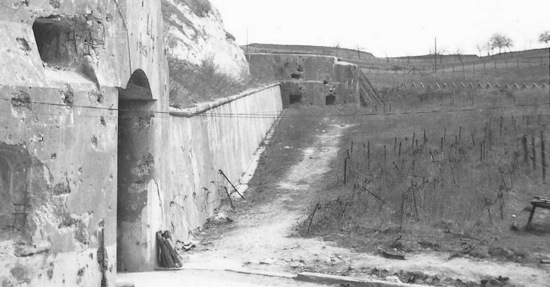 Захваченный форт Эбен-Эмаэль. Май 1940 г. 