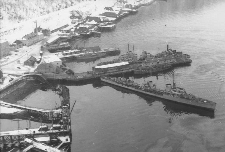 Немецкие эсминцы в порту, захваченного Нарвика. Апрель 1940 г. 