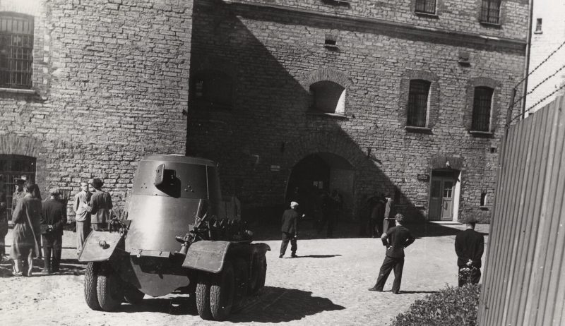 Колонна движется от Президентского дворца в сторону Центральной тюрьмы для освобождения так называемых политических заключенных. 21 июня 1940 г.