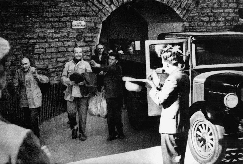 Освобождение заключенных. Вышедшие выступили перед зрителями и друг с другом с короткими речами. 21 июня 1940 г.