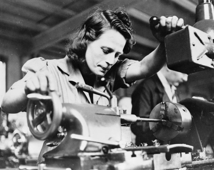 Женщины в механическом цеху. 1942 г. 