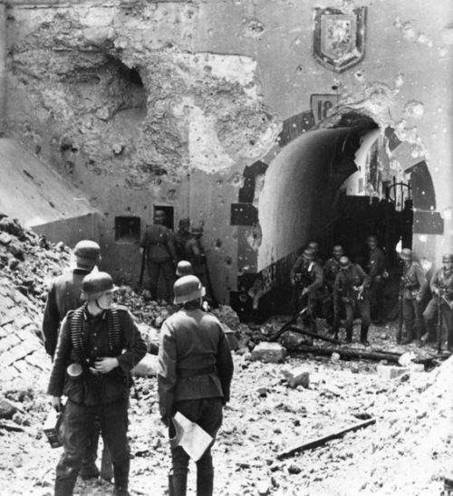 Немецкие солдаты у руин форта Эбен-Эмаэль. Май 1940 г.