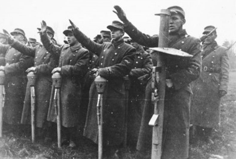 Присяга фольксштурмистов на позициях. Ноябрь 1944 г.