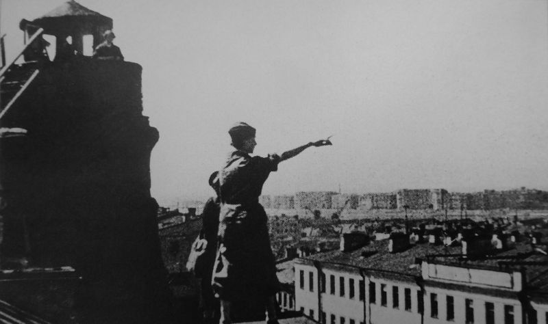 Девушки из части МПВО ведут наблюдение на крыше здания в Ленинграде. 1941 г. 