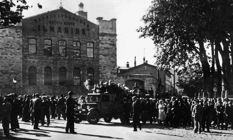 Бывшие заключенные в кузове грузовика по дороге на Тоомпе. 21 июня 1940 г.