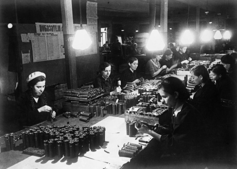 Женщины за сборкой боеприпасов. 1942 г.