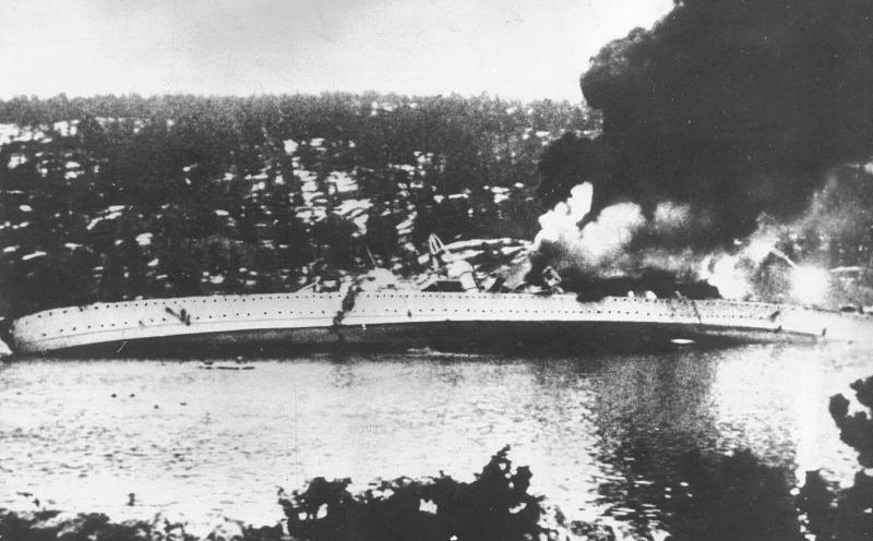 Тонущий в норвежском Осло-фиорде немецкий тяжелый крейсер «Блюхер». Апрель 1940 г. 
