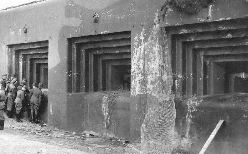 Немецкие солдаты у руин форта Эбен-Эмаэль. Май 1940 г. 