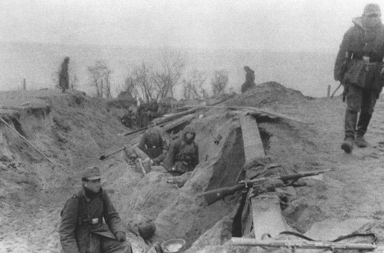 Немецкие солдаты в противотанковом рву у Лохштедского леса. Апрель 1945 г.
