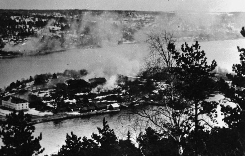 Норвежский форт Оскарсборг во время налета Люфтваффе. Апрель 1940 г.