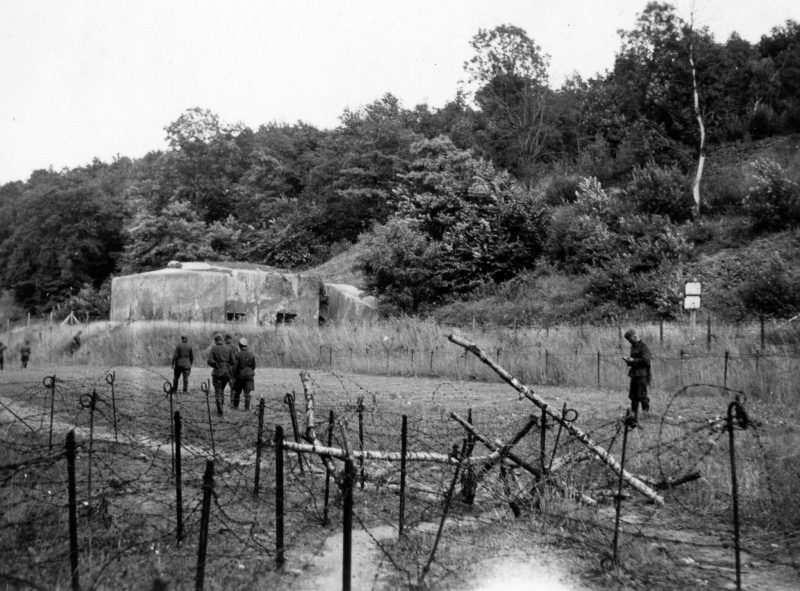 Немецкие солдаты у руин форта Эбен-Эмаэль. Май 1940 г.