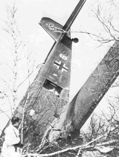 Сбитый транспортный самолет «Ju-52» в Домбасе. Апрель 1940 г. 