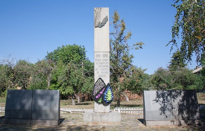 с. Затышок Уманского р-на. Памятник, установленный на братской могиле советских воинов.