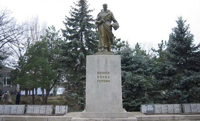 г. Николаев, с. Богоявленк. Мемориал, установленный на братской могиле, в которой похоронено 252 человека. Среди них – Герой Советского Союза Г.А. Пшеницын. 