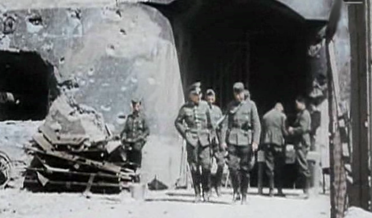 Немецкие офицеры осматривают захваченный форт Эбен-Эмаэль. Май 1940 г. 