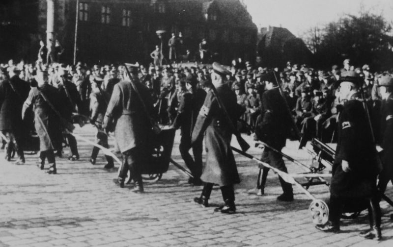 Ополченцы Фольксштурма на параде в Познани. Ноябрь 1944 г. 