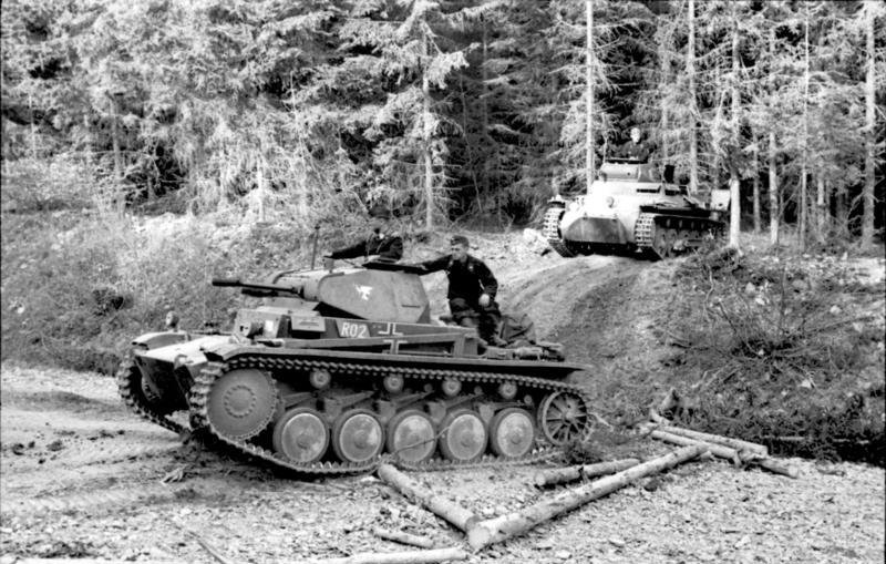 Немецкие танки форсируют Арденны. Май 1940 г. 