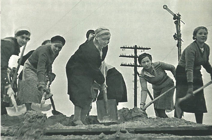 Женщины на ремонте железной дороги. 1942 г. 