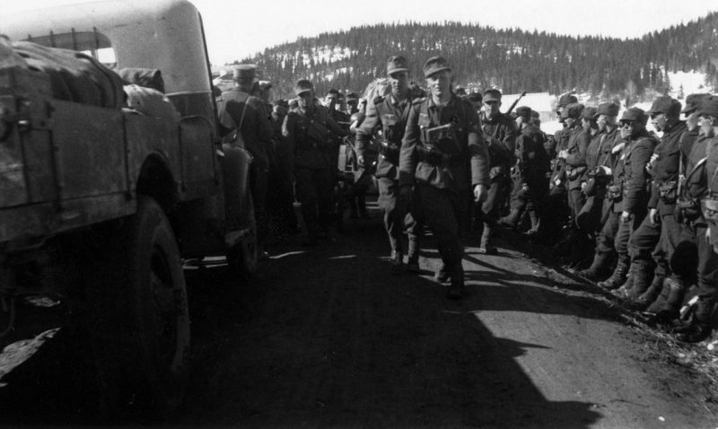 Норвежские солдаты, захваченные в плен немецкими горными стрелками. Апрель 1940 г.