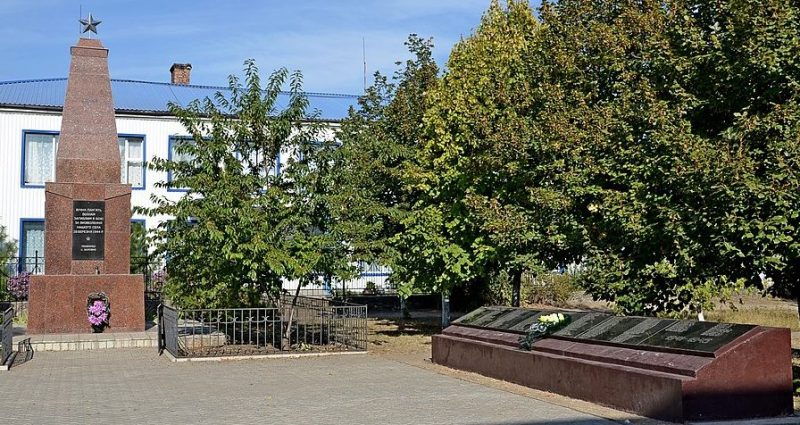 с. Баловное Новоодесского р-на. Памятник, установленный возле школы на братской могиле, в которой похоронено 32 советских воина.