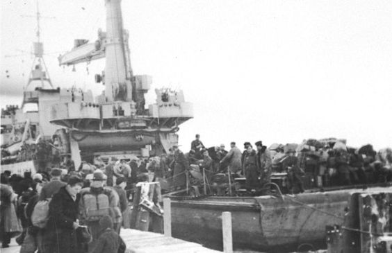 Беженцы покидают Мемель. Ноябрь 1944 г. 