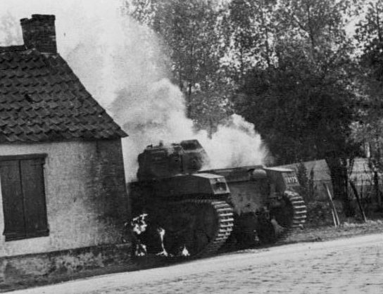 Подбитый бельгийский танк AMC-35 во время битвы за Антверпен. Май 1940 г. 