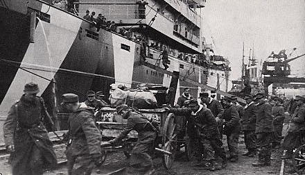 Беженцы покидают Мемель. Ноябрь 1944 г. 