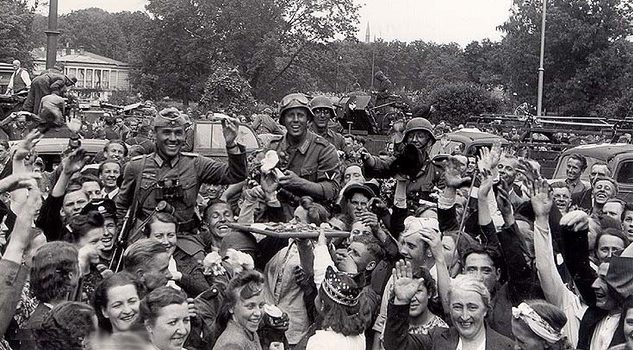 Жители Таллина встречают входящие в город немецкие войска. Август 1941 г. 