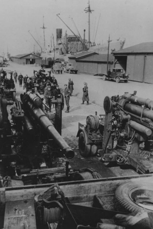 Немецкие 88-мм зенитные пушки с расчетами в порту Осло. Апрель 1940 г.