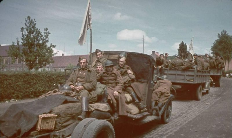 Бельгийские солдаты под белым флагом сдаются в плен. Май 1940 г. 