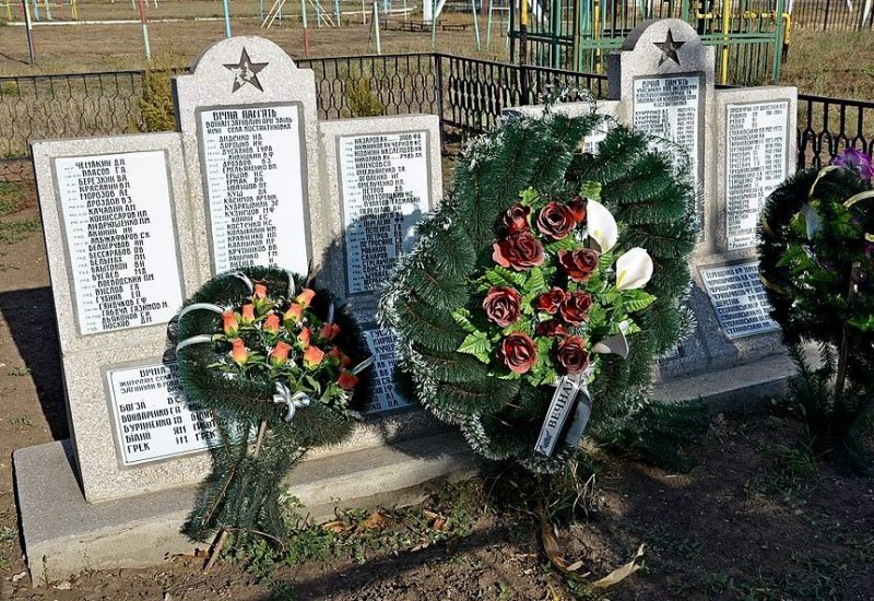 с. Константиновка Новоодесского р-на. Братская могила 71 советского воина, погибших в годы войны.
