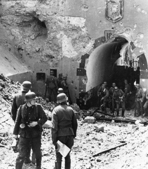 Немецкие солдаты у ворот захваченного бельгийского форта «Бонсель». Май 1940 г.