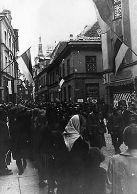 Жители Таллина встречают входящие в город немецкие войска. Август 1941 г. 